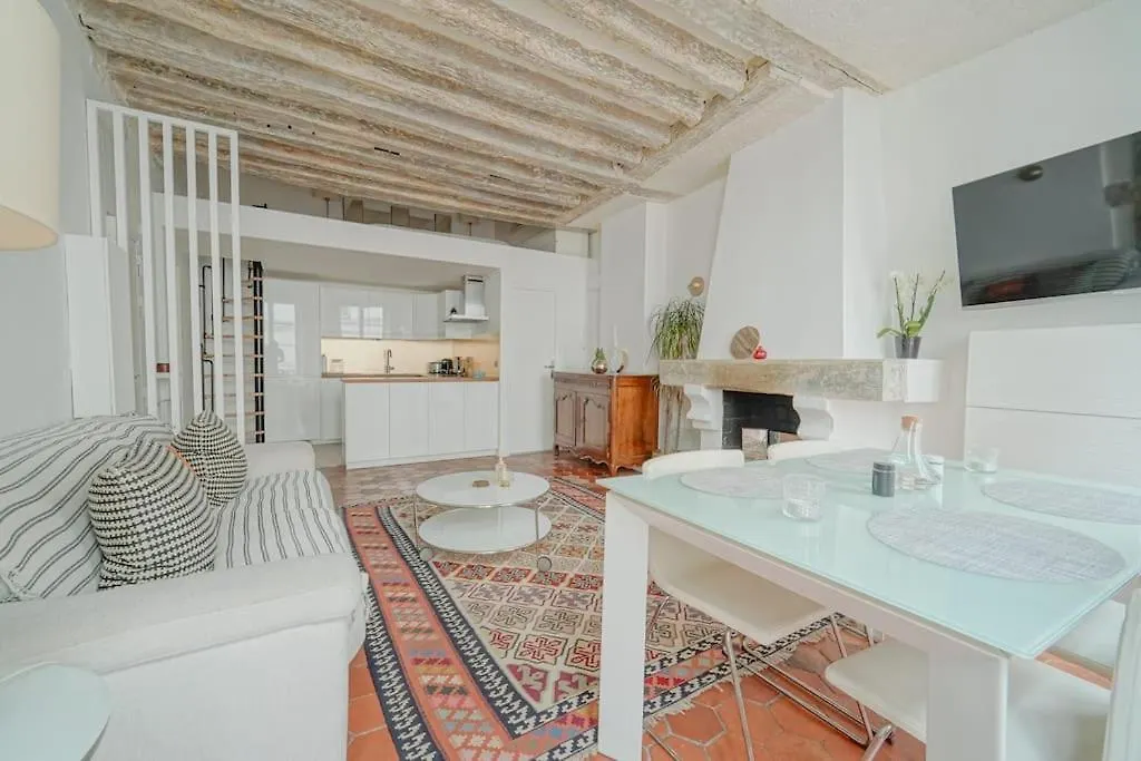 Apartment 2 Bedroom With The Location Of In 2nd Arr